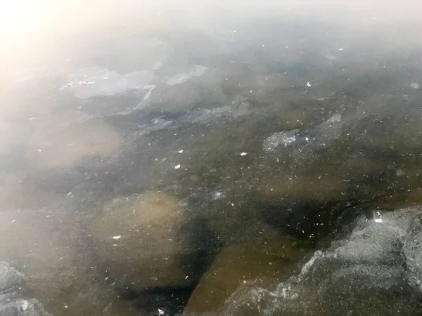 Špinavá špinavá neekologicky čistá voda znečištěná člověkem v řece, jezeře, moři, oceánu — Stock fotografie