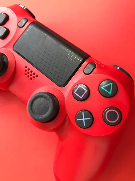 Bella digitale rosso moderno nuovo joystick di gioco per videogiochi per computer gamepad su sfondo rosso — Foto Stock