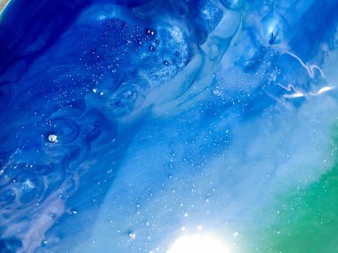 Lekeli ve kabarcıklarla süslenmiş akrilik reçineli güzel mavi doku. Arkaplan