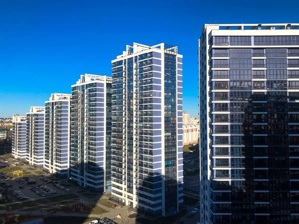 Blick auf den neuen schönen Wohnkomplex von Neubauten mit Gebäuden, die monolithische Betonrahmenpaneele mehrstöckige Wolkenkratzer der Großstadt der Metropole beherbergen — Stockfoto