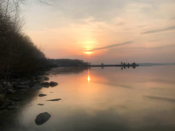 Schöner roter Sonnenuntergang über dem Horizont des Wassers in Fluss, Meer, Meer, See — Stockfoto