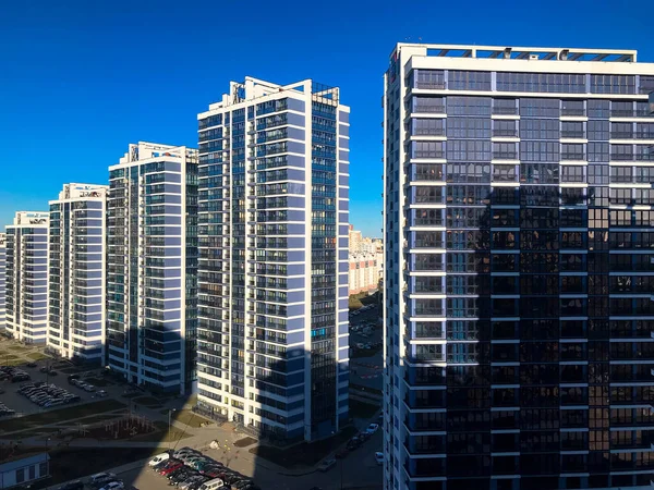 Blick auf den neuen schönen Wohnkomplex von Neubauten mit Gebäuden, die monolithische Betonrahmenpaneele mehrstöckige Wolkenkratzer der Großstadt der Metropole beherbergen — Stockfoto