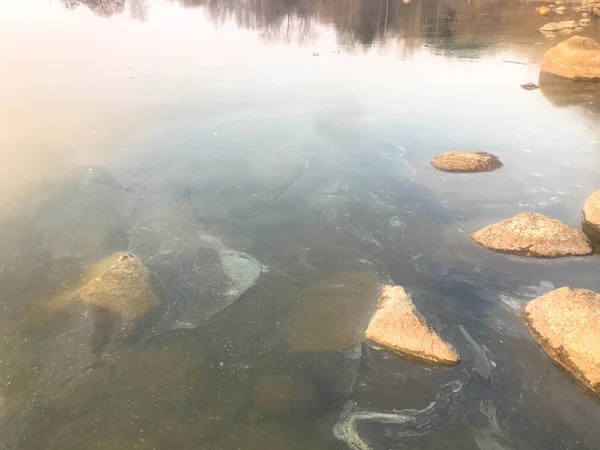Λασπωμένο βρώμικο μη οικολογικά καθαρό νερό μολυσμένο από τον άνθρωπο σε ποτάμι, λίμνη, θάλασσα, ωκεανό — Φωτογραφία Αρχείου
