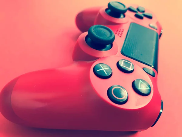 Bella digitale rosso moderno nuovo joystick di gioco per videogiochi per computer gamepad su sfondo rosso — Foto Stock