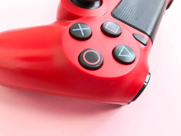 Bella digitale rosso moderno nuovo joystick di gioco per videogiochi per computer gamepad su uno sfondo rosa — Foto Stock