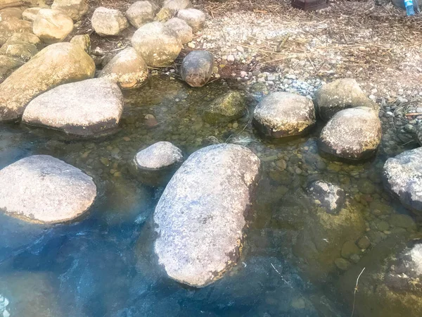 Большие круглые красивые природные камни, булыжники в воде, море, озеро, река. Фон, текстура — стоковое фото