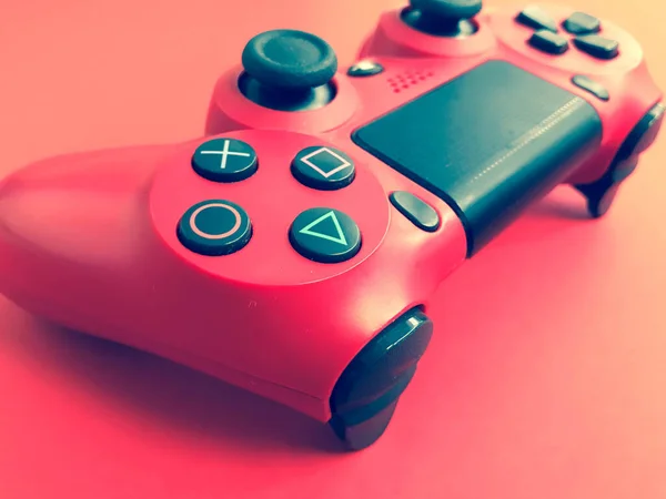 コンピュータゲームのための美しい赤のデジタル現代的な新しいゲームジョイスティック赤の背景にゲームパッド — ストック写真