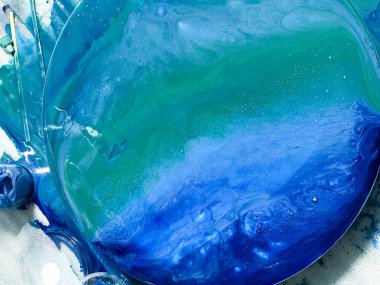 Yuvarlak ahşap bir yaban domuzunun üzerine akrilik mavi çok renkli bir reçine fırçasıyla boyanmış ev yapımı soyut bir modern model yaratma süreci.