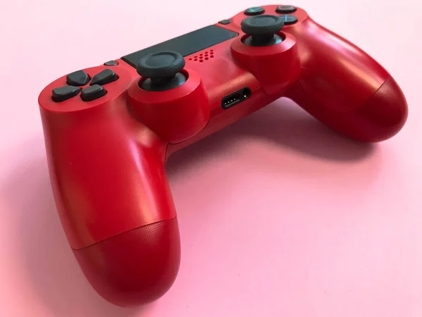 美しい赤のデジタル現代的な新しいゲームコンピュータビデオゲームのジョイスティックピンクの背景にパッド — ストック写真