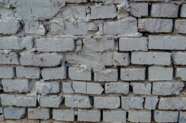 Güzel beyaz boyanmış tuğla duvar eski püskü, çatal çatallı ve dikişli. Doku, arkaplan