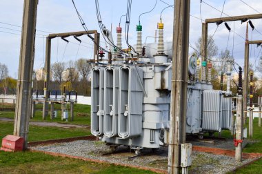 Şehrin elektrik ihtiyacını karşılamak için trafolar, yüksek voltajlı elektrik teçhizatı ve kabloları olan büyük endüstriyel demir metal trafo santrali.