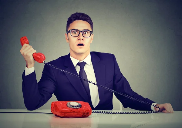 Geschockter Geschäftsmann erhält schlechte Nachrichten am Telefon — Stockfoto
