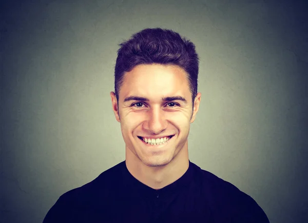 Портрет улыбающегося молодого человека — стоковое фото