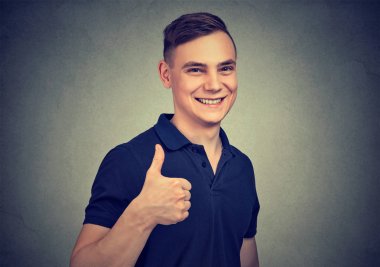 Mutlu genç yakışıklı adam başparmak gösterilmesini 