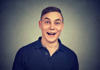 Şaşırmış adam kameraya bakıyor