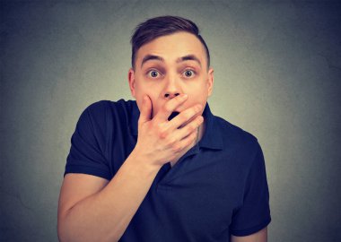 Endişe korkmuş şok adam 