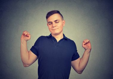 Uykulu adam silah geri germe