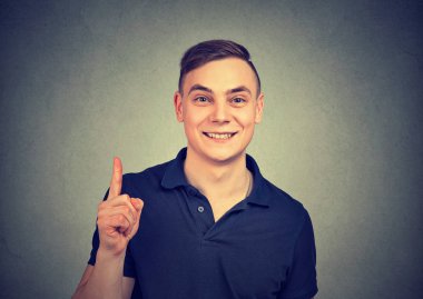 cool adam numaralı jest gösterilen