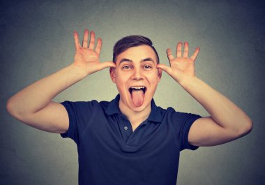 Genç adam birisi alay, dilini yapıştırma 