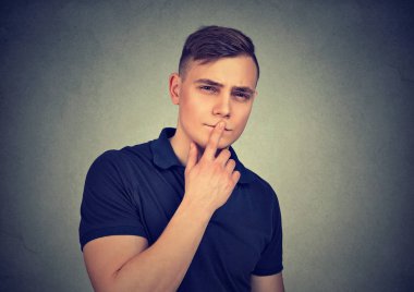 Şüpheli adam hakkında bir şey düşünceli