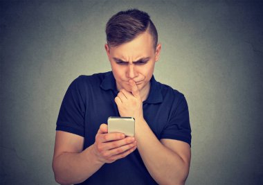 Having zahmetli ile onun smartphone clueless aptal adam