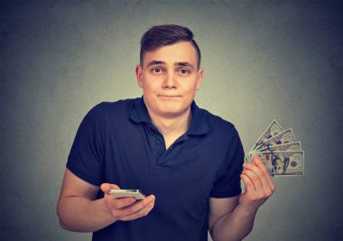 Adam akıllı telefon nakit para atmadan ile