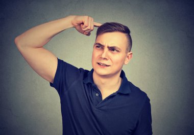 Tırmalamak baş ararken bir şey hakkında düşünme, dostum