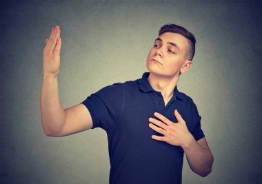 Kibirli kendini önemli adam. İnsani duygular yüz ifadesi