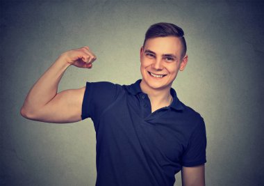 adam onun pazı esneme