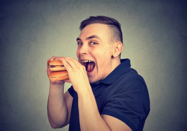 Man özlem lezzetli hamburger yemek 