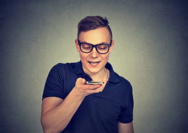 Hatta bir akıllı telefon ses tanıma işlevini kullanan adam