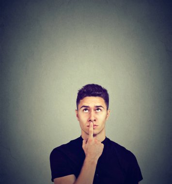 seyir düşünerek yakışıklı ciddi iş adamı 