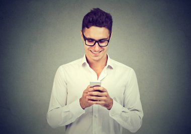 Bir smartphone kullanarak ve gülümseyen yakışıklı adam 