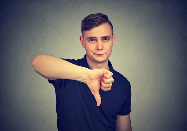 Hombre mostrando el pulgar hacia abajo gesto de la mano — Foto de Stock