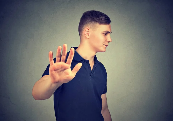 Irritado com raiva homem com má atitude dando conversa com mão gesto — Fotografia de Stock