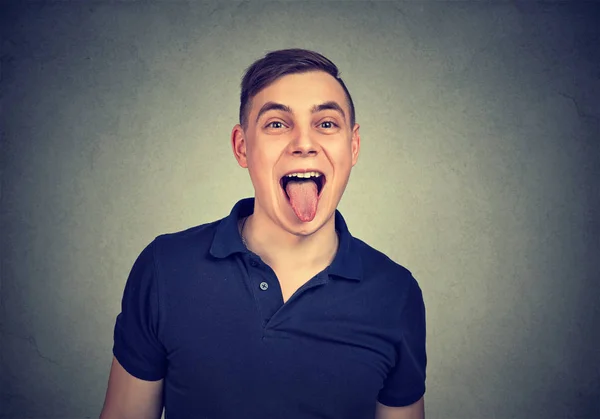 Retrato de perto de um homem a espetar a língua em ti — Fotografia de Stock