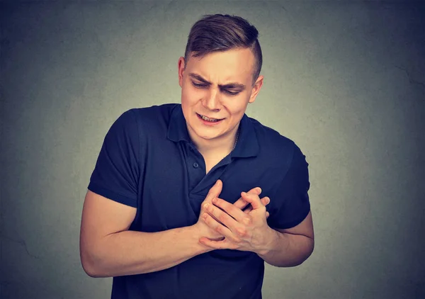 Hombre con dolor en el pecho ataque al corazón — Foto de Stock