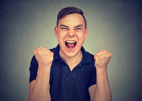 Retrato de un joven enojado gritando — Foto de Stock