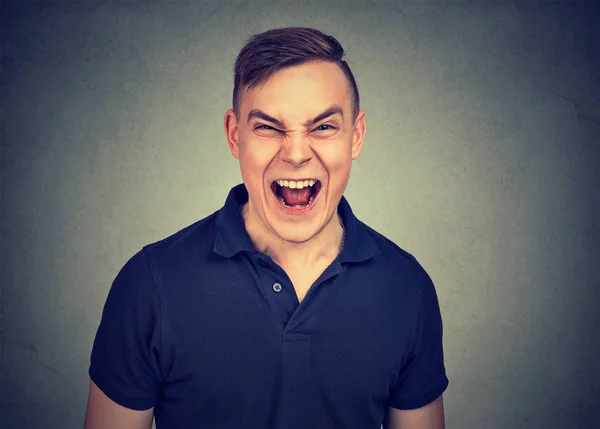 Retrato de jovem bravo homem gritando — Fotografia de Stock