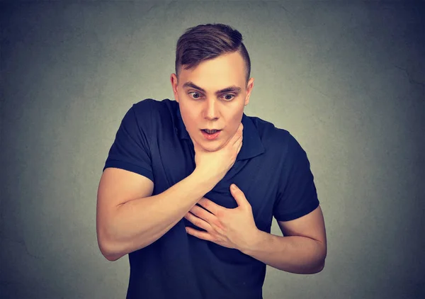 Junger Mann mit Asthmaanfall oder Erstickungsanfall leidet unter Atemproblemen — Stockfoto