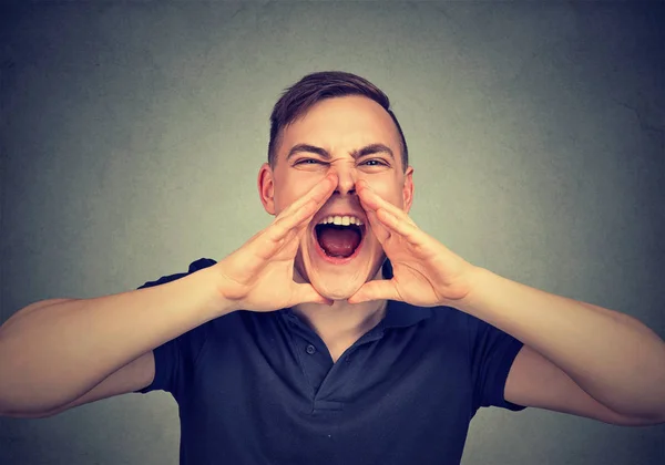 Retrato de jovem bravo homem gritando — Fotografia de Stock