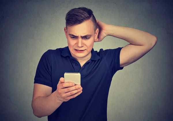 Clueless dumb guy having troubles with his smart phone — Stock Photo, Image