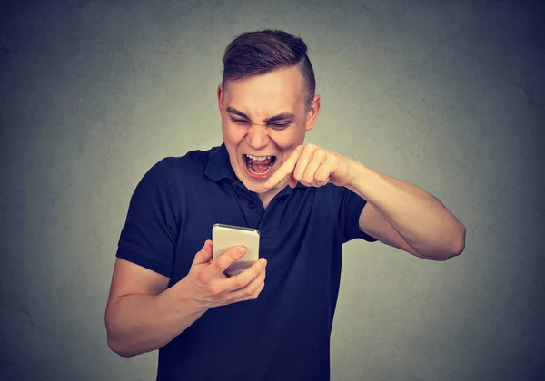 Joven enojado gritando en el teléfono móvil — Foto de Stock