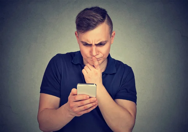 Clueless dum kille att ha problem med sin smartphone — Stockfoto