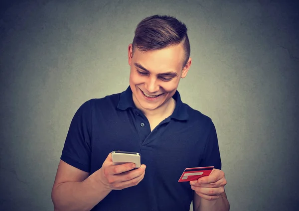 Mann macht mit Handy Online-Zahlung mit Kreditkarte — Stockfoto