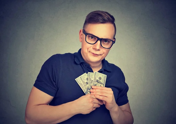 Sério homem ganancioso suspeito com dinheiro — Fotografia de Stock