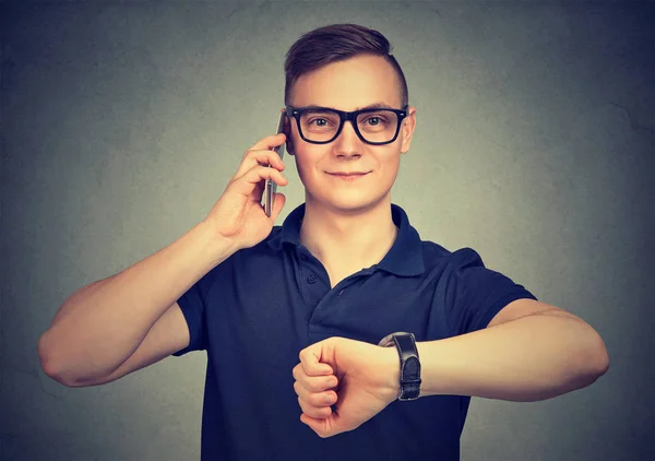 Homme avec montre-bracelet, parlant sur un téléphone étant à l'heure pour la réunion . — Photo