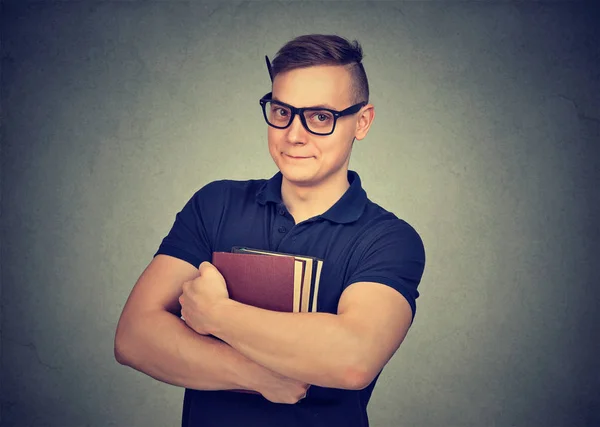 Jovem nerd homem com livros — Fotografia de Stock