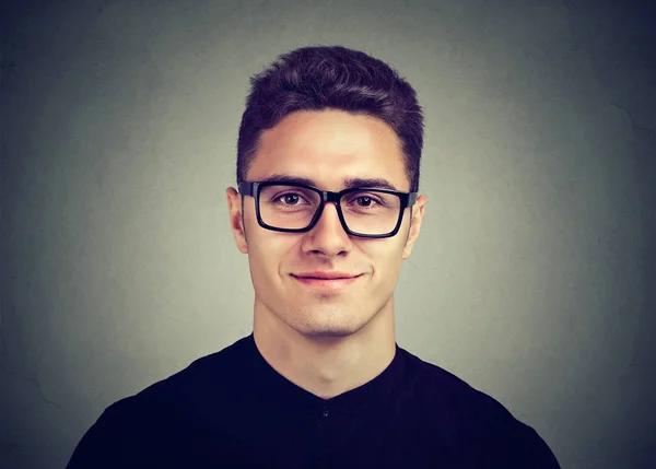 Sorrindo homem atraente em óculos com um penteado moderno — Fotografia de Stock