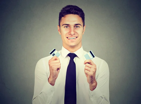 Gelukkig schuld gratis jongeman, als een credit card bedrijf snijden in twee stukken — Stockfoto